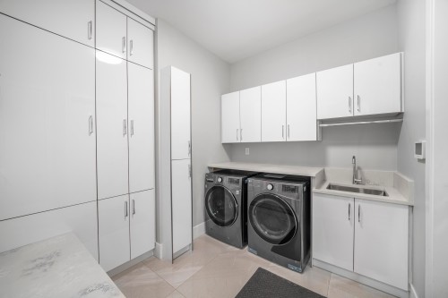 1211 Foster Avenue, Coquitlam, BC - Indoor Photo Showing Laundry Room
