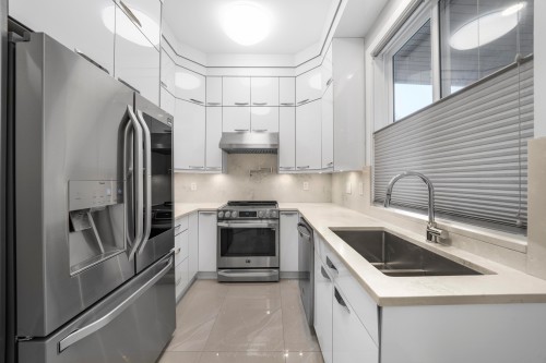 1211 Foster Avenue, Coquitlam, BC - Indoor Photo Showing Kitchen With Upgraded Kitchen