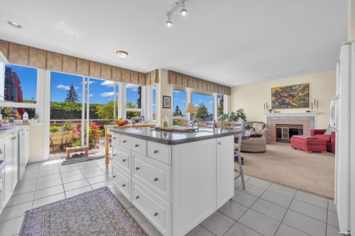 2322 Lawson Avenue, West Vancouver, BC - Indoor With Fireplace