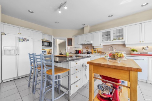 2322 Lawson Avenue, West Vancouver, BC - Indoor Photo Showing Kitchen