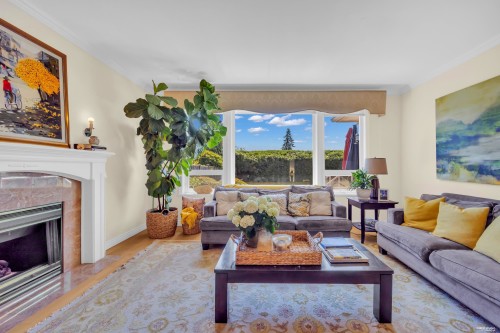 2322 Lawson Avenue, West Vancouver, BC - Indoor Photo Showing Living Room With Fireplace