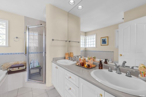 2322 Lawson Avenue, West Vancouver, BC - Indoor Photo Showing Bathroom