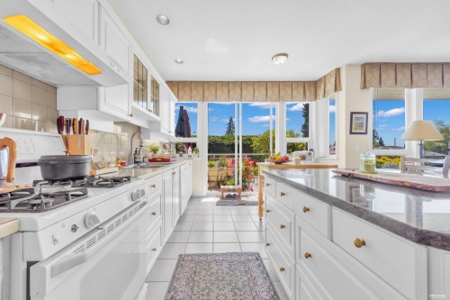 2322 Lawson Avenue, West Vancouver, BC - Indoor Photo Showing Kitchen