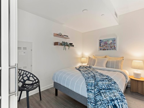 301-210 5Th Avenue E, Vancouver, BC - Indoor Photo Showing Bedroom