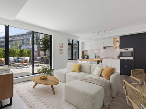301-210 5Th Avenue E, Vancouver, BC - Indoor Photo Showing Living Room