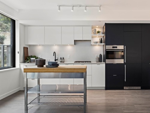 301-210 5Th Avenue E, Vancouver, BC - Indoor Photo Showing Kitchen With Upgraded Kitchen