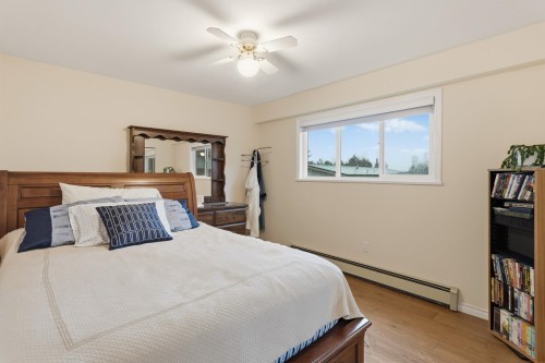 4729 Canada Way, Burnaby, BC - Indoor Photo Showing Bedroom
