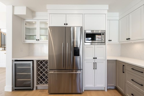 4945 44 Avenue, Delta, BC - Indoor Photo Showing Kitchen With Stainless Steel Kitchen