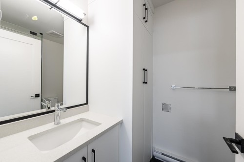 4945 44 Avenue, Delta, BC - Indoor Photo Showing Bathroom