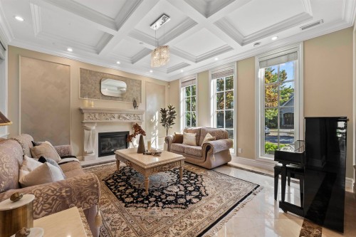 4333 Townley Street, Vancouver, BC - Indoor Photo Showing Living Room With Fireplace