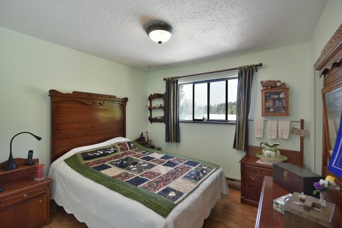 6450 Jasper Road, Sechelt, BC - Indoor Photo Showing Bedroom