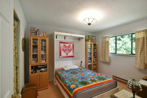 6450 Jasper Road, Sechelt, BC - Indoor Photo Showing Bedroom