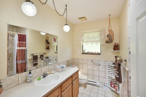 6450 Jasper Road, Sechelt, BC - Indoor Photo Showing Bathroom