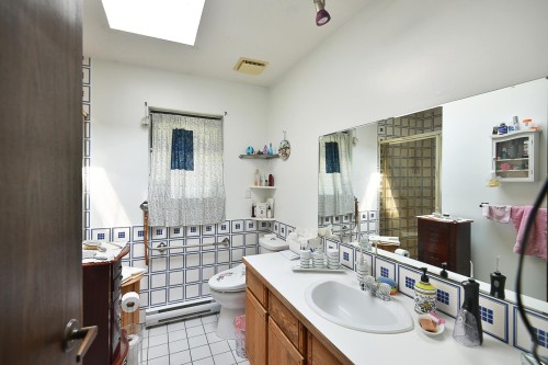 6450 Jasper Road, Sechelt, BC - Indoor Photo Showing Bathroom