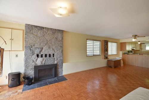 6450 Jasper Road, Sechelt, BC - Indoor Photo Showing Living Room With Fireplace