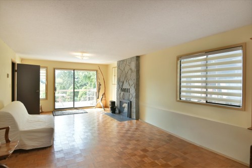 6450 Jasper Road, Sechelt, BC - Indoor Photo Showing Living Room With Fireplace