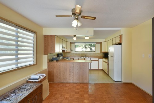 6450 Jasper Road, Sechelt, BC - Indoor Photo Showing Kitchen