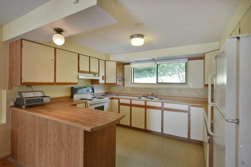 6450 Jasper Road, Sechelt, BC - Indoor Photo Showing Kitchen With Double Sink