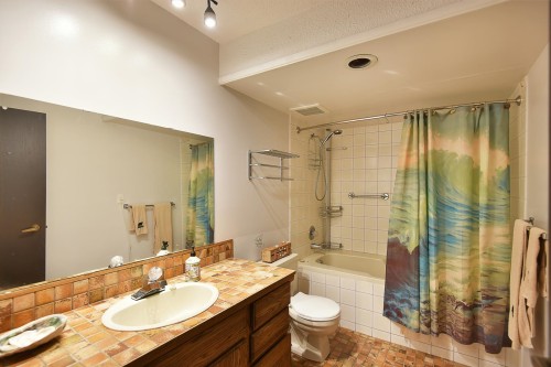 6450 Jasper Road, Sechelt, BC - Indoor Photo Showing Bathroom