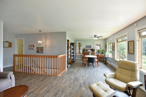 6450 Jasper Road, Sechelt, BC - Indoor Photo Showing Living Room