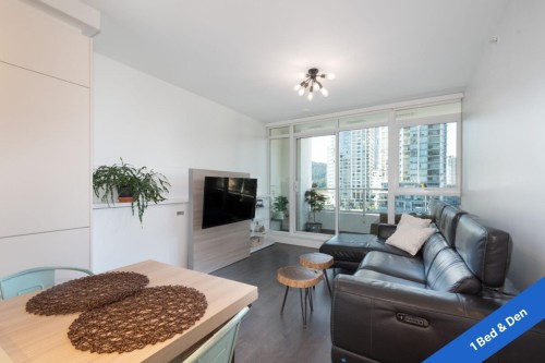 610-657 Whiting Way, Coquitlam, BC - Indoor Photo Showing Living Room