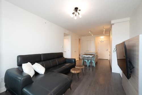 610-657 Whiting Way, Coquitlam, BC - Indoor Photo Showing Living Room