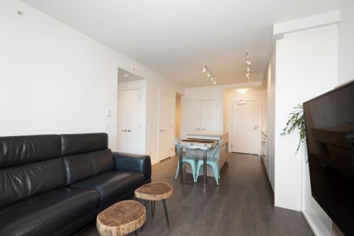 610-657 Whiting Way, Coquitlam, BC - Indoor Photo Showing Living Room