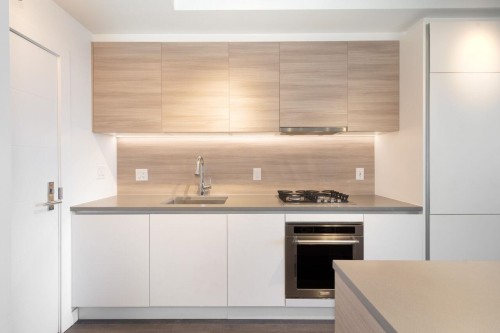 610-657 Whiting Way, Coquitlam, BC - Indoor Photo Showing Kitchen With Upgraded Kitchen