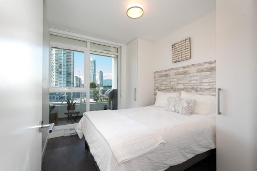 610-657 Whiting Way, Coquitlam, BC - Indoor Photo Showing Bedroom