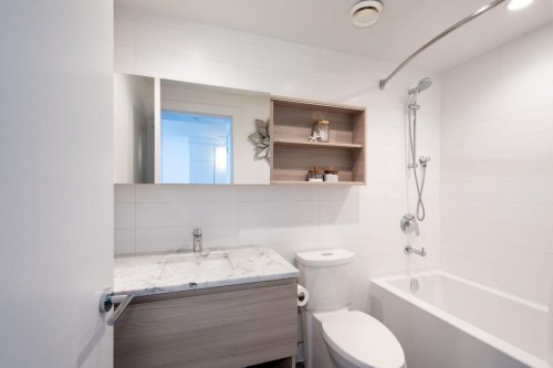 610-657 Whiting Way, Coquitlam, BC - Indoor Photo Showing Bathroom