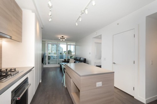 610-657 Whiting Way, Coquitlam, BC - Indoor Photo Showing Kitchen
