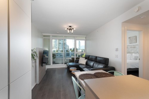 610-657 Whiting Way, Coquitlam, BC - Indoor Photo Showing Living Room