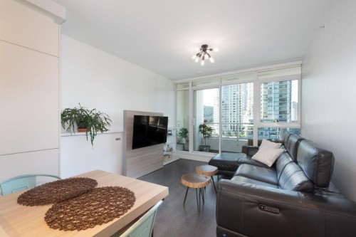 610-657 Whiting Way, Coquitlam, BC - Indoor Photo Showing Living Room
