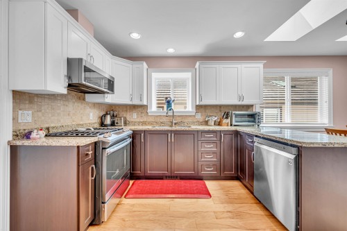 3017 Maplewood Court, Coquitlam, BC - Indoor Photo Showing Kitchen