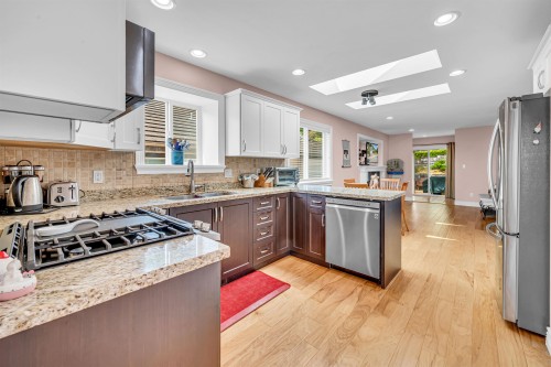 3017 Maplewood Court, Coquitlam, BC - Indoor Photo Showing Kitchen With Double Sink