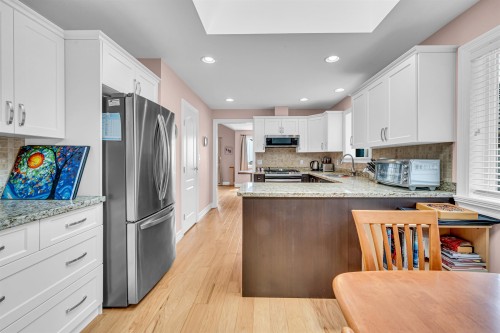3017 Maplewood Court, Coquitlam, BC - Indoor Photo Showing Kitchen