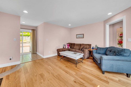 3017 Maplewood Court, Coquitlam, BC - Indoor Photo Showing Living Room