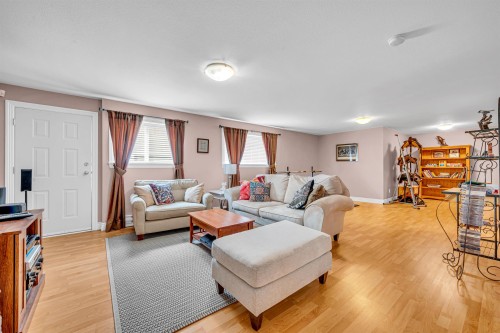 3017 Maplewood Court, Coquitlam, BC - Indoor Photo Showing Living Room