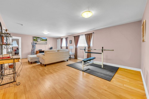 3017 Maplewood Court, Coquitlam, BC - Indoor Photo Showing Gym Room