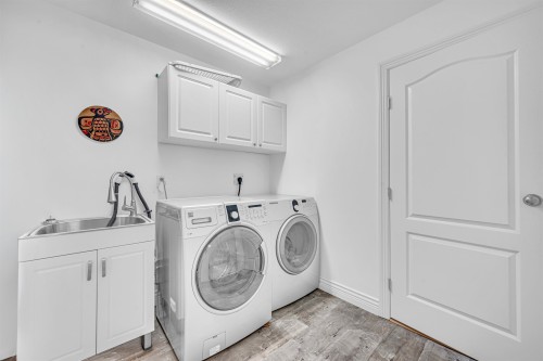 3017 Maplewood Court, Coquitlam, BC - Indoor Photo Showing Laundry Room