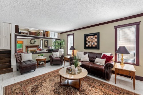 928 Merritt Street, Coquitlam, BC - Indoor Photo Showing Living Room