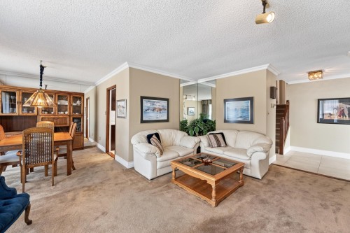 928 Merritt Street, Coquitlam, BC - Indoor Photo Showing Living Room