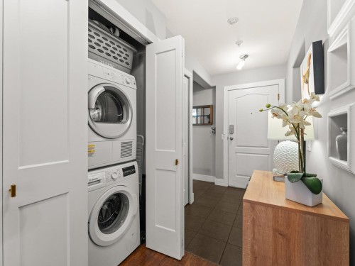117-5900 Dover Crescent, Richmond, BC - Indoor Photo Showing Laundry Room