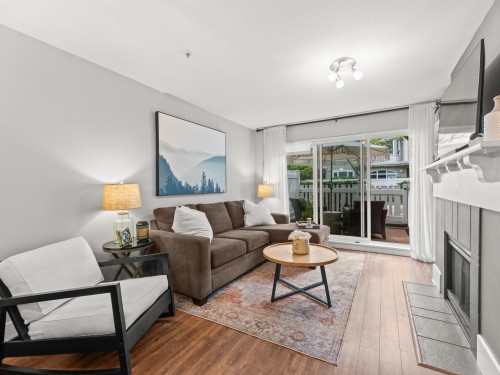 117-5900 Dover Crescent, Richmond, BC - Indoor Photo Showing Living Room
