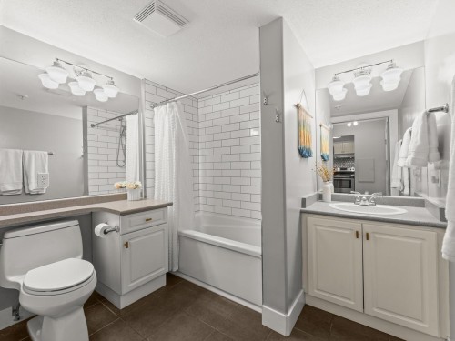 117-5900 Dover Crescent, Richmond, BC - Indoor Photo Showing Bathroom
