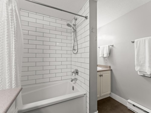 117-5900 Dover Crescent, Richmond, BC - Indoor Photo Showing Bathroom
