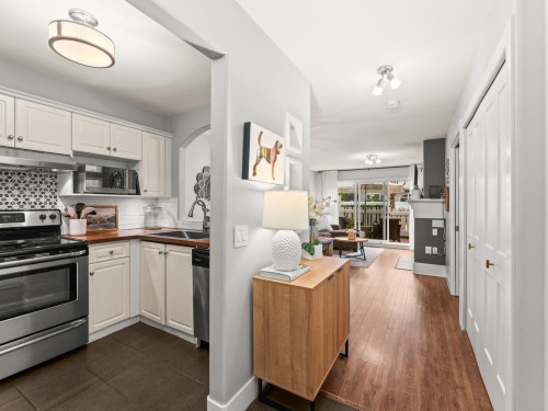 117-5900 Dover Crescent, Richmond, BC - Indoor Photo Showing Kitchen