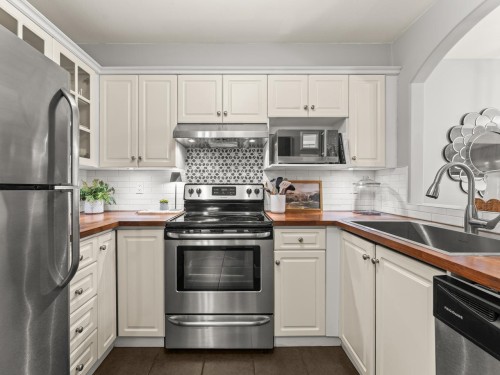 117-5900 Dover Crescent, Richmond, BC - Indoor Photo Showing Kitchen With Stainless Steel Kitchen