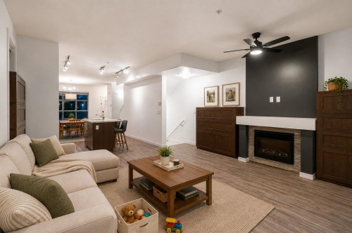 83-13819 232 Street, Maple Ridge, BC - Indoor Photo Showing Living Room