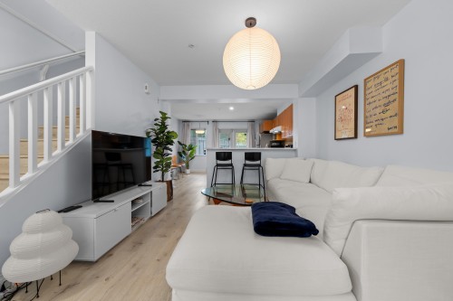 7336 Salisbury Avenue, Burnaby, BC - Indoor Photo Showing Living Room